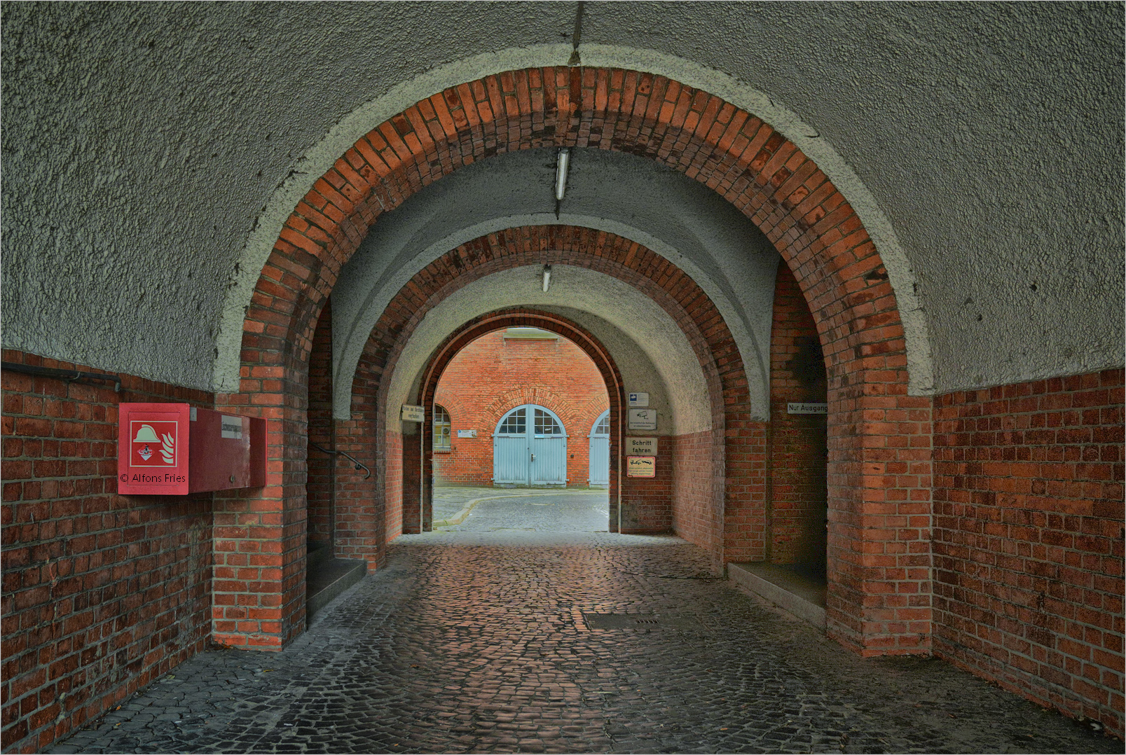 Durchfahrt zum Hof des Kieler Rathauses