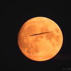 Durchflieger vorm Vollmond