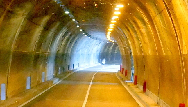 Durchgänge (2) : Gardasee-Tunnel bei Limone