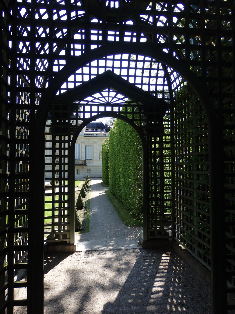 Durchgang am Schloß Linderhof