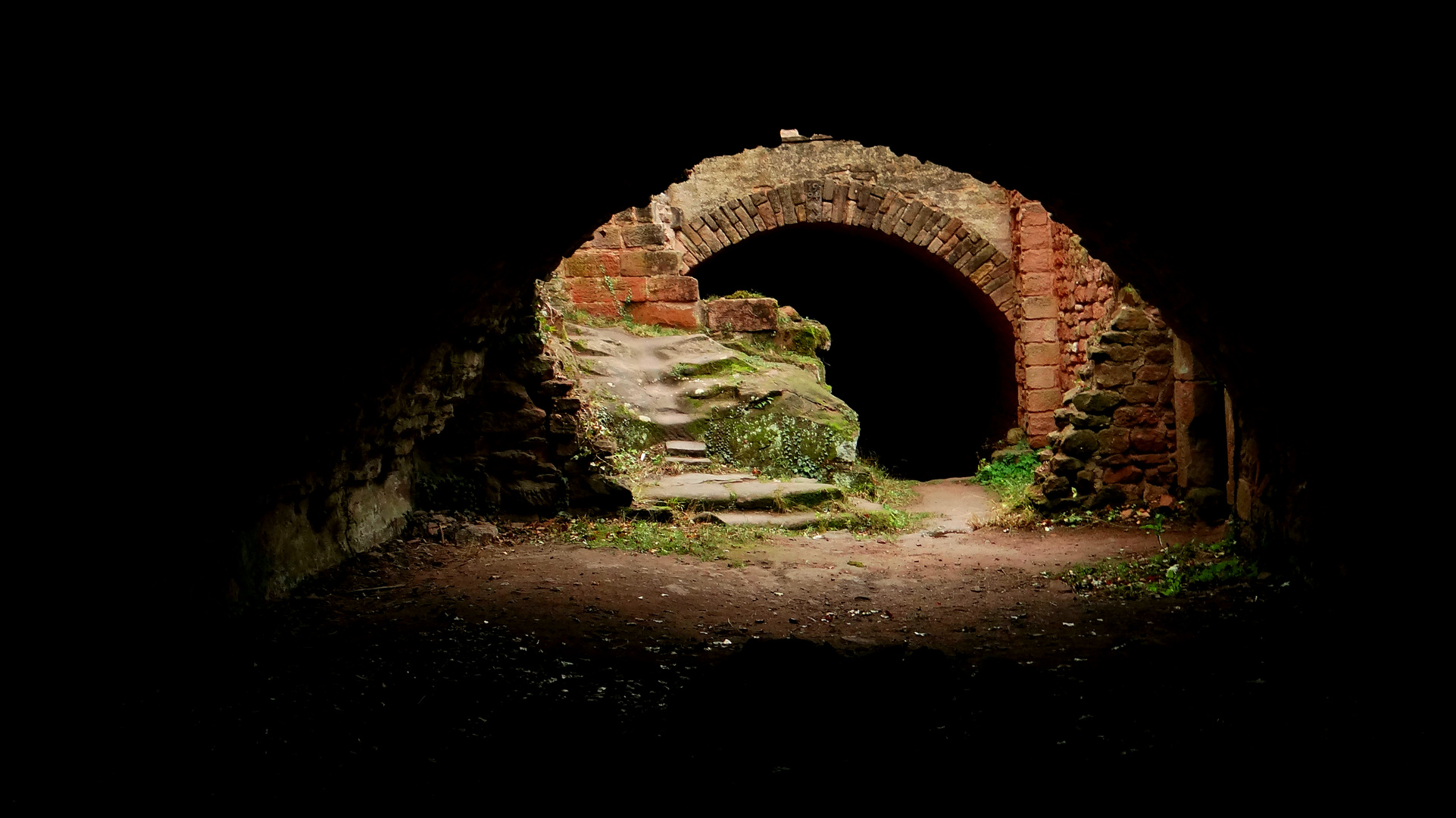 Durchgang auf Ruine Drachenfels