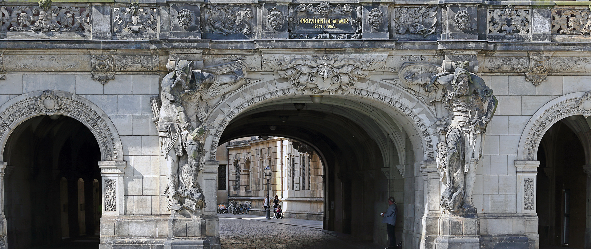  Durchgang im historischen Dresdner Zentrum mit gutem Durchblick...