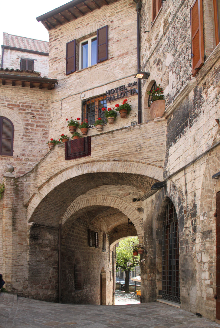 Durchgang mit Durchblick in Assisi