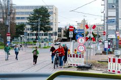 Durchgang und Fahrrad fahren verboten!