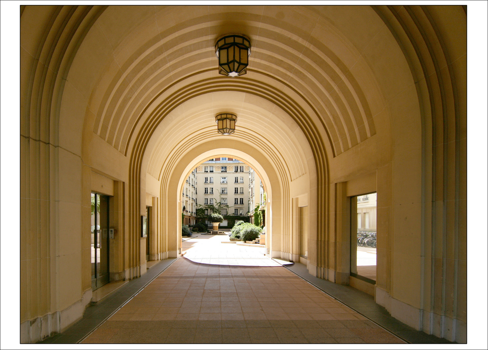 Durchgang zum Hinterhof in Paris