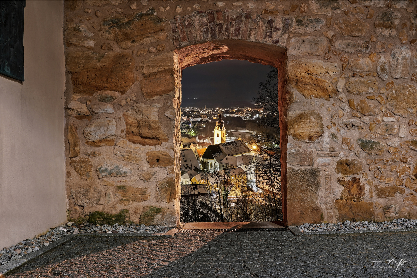 Durchgang zum Schwandorfer Blasturm mit Blick über Stadt Schwandorf 