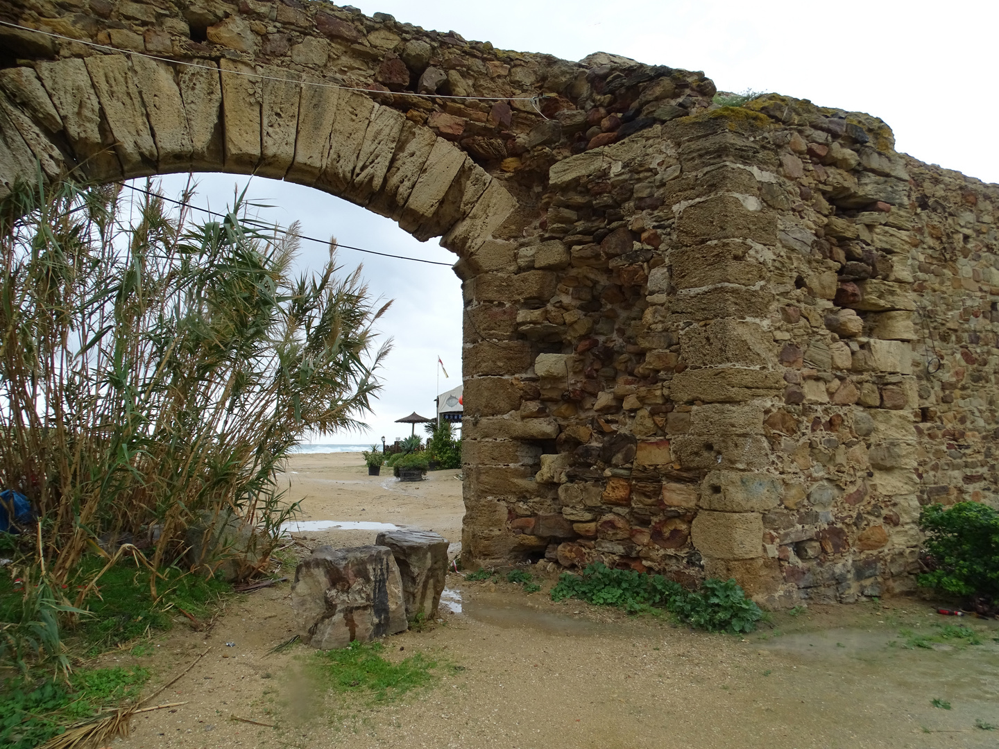 Durchgang zum Strand im Regen