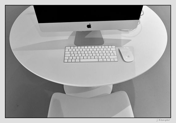 - durchgestylter Arbeitsplatz -