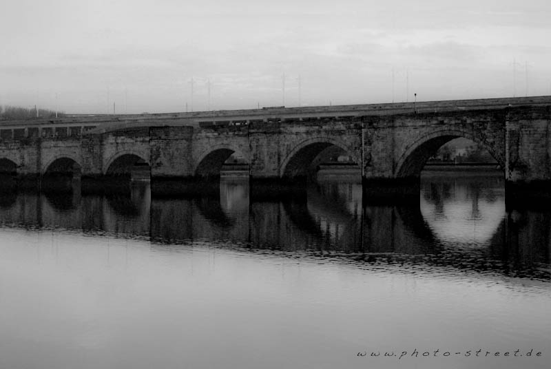 Durchlöcherte Brücke