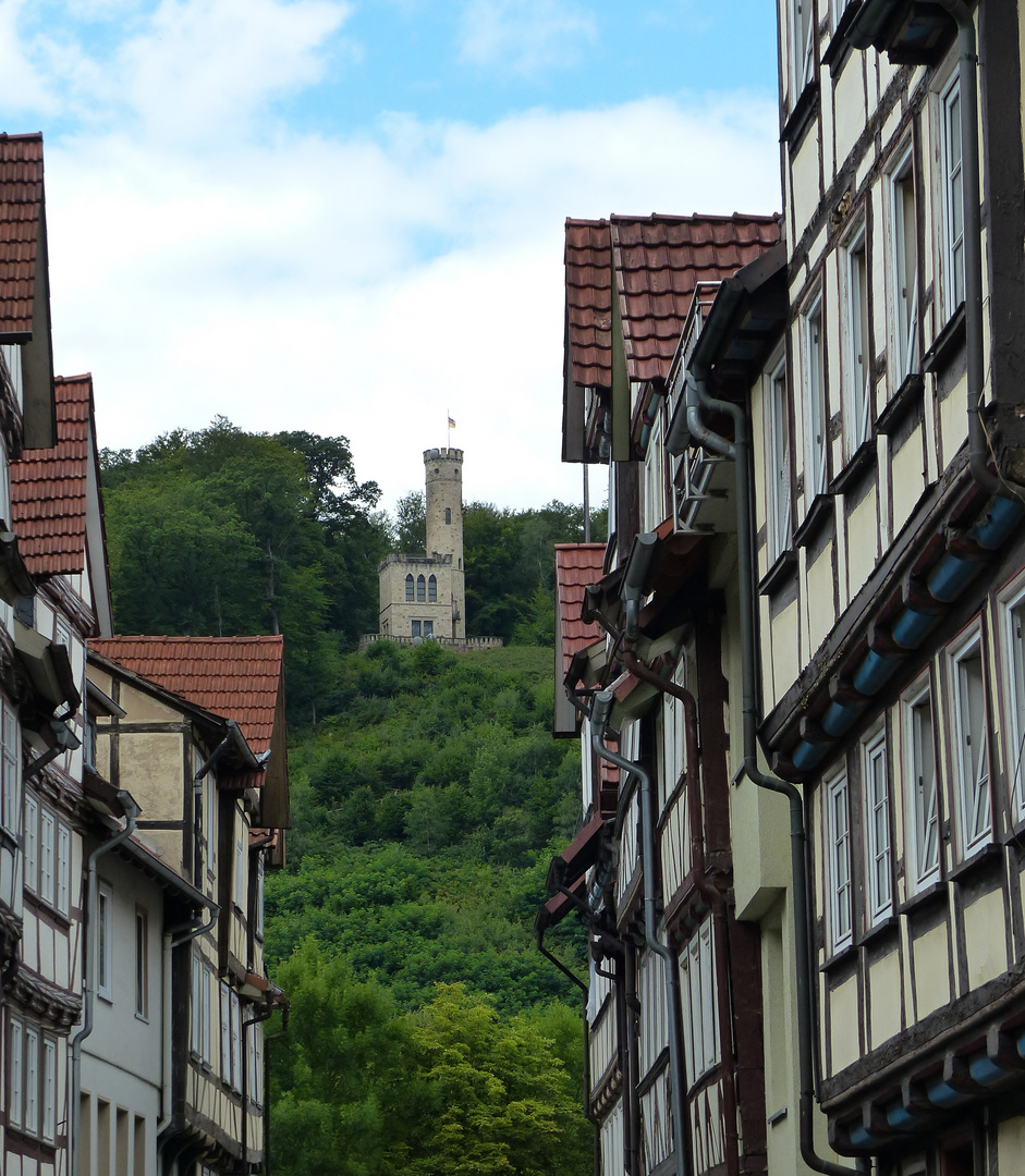 durchs Fachwerk blickt man zur Tillyschanze