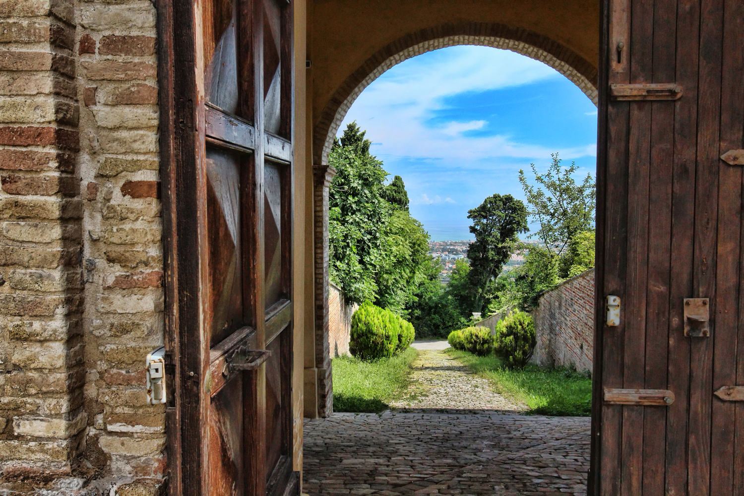 durch's Klostertor - Blick auf Fano