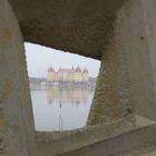 durchs Loch geguckt auf Schloss Moritzburg