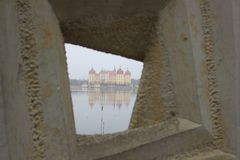 durchs Loch geguckt auf Schloss Moritzburg