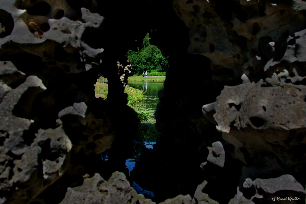 Durchsicht aus der Grotte in Painshill Gardens England