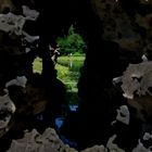 Durchsicht aus der Grotte in Painshill Gardens England