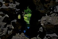 Durchsicht aus der Grotte in Painshill Gardens England