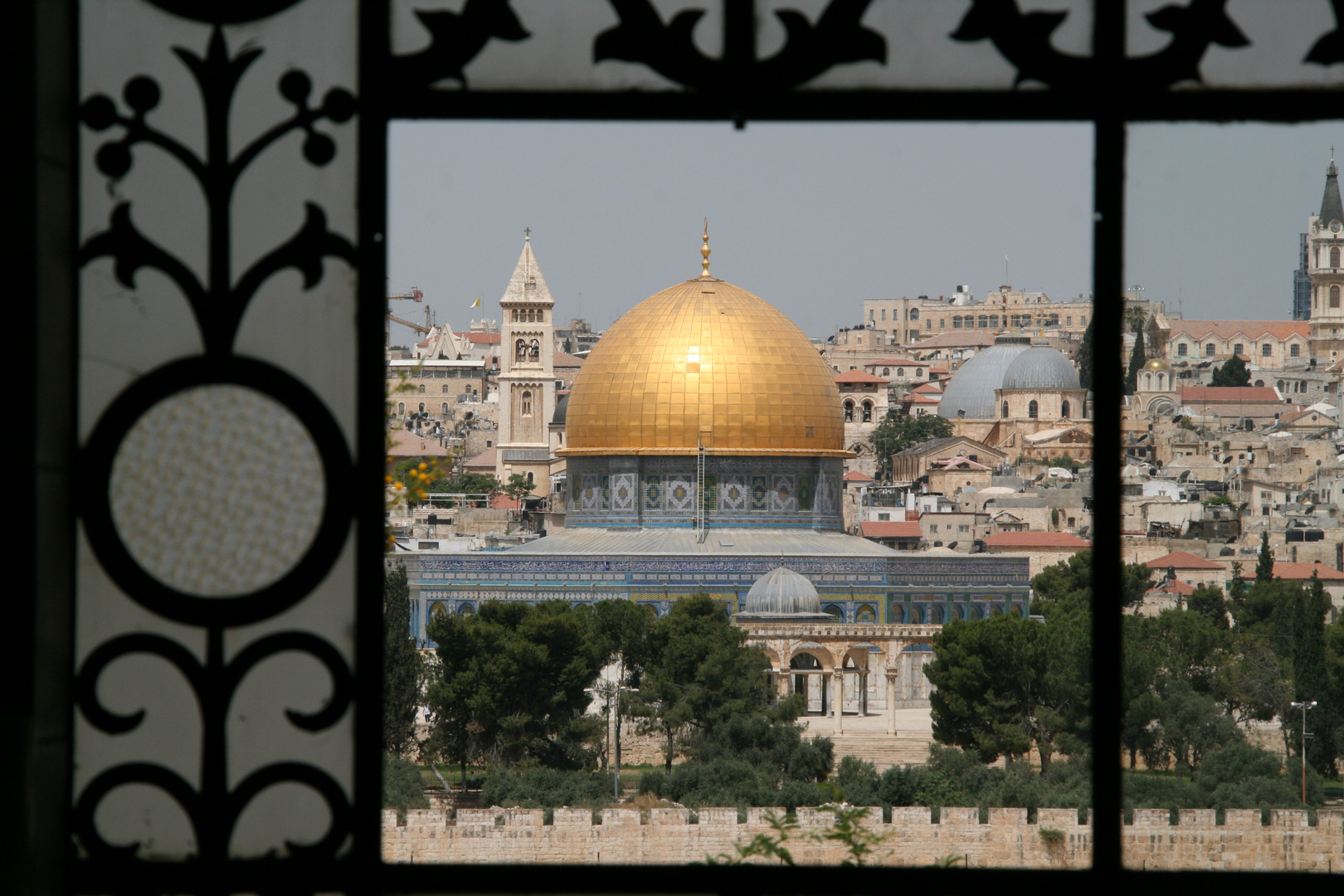 Durchsicht mit Ansicht auf den Felsendom in Jerusalem