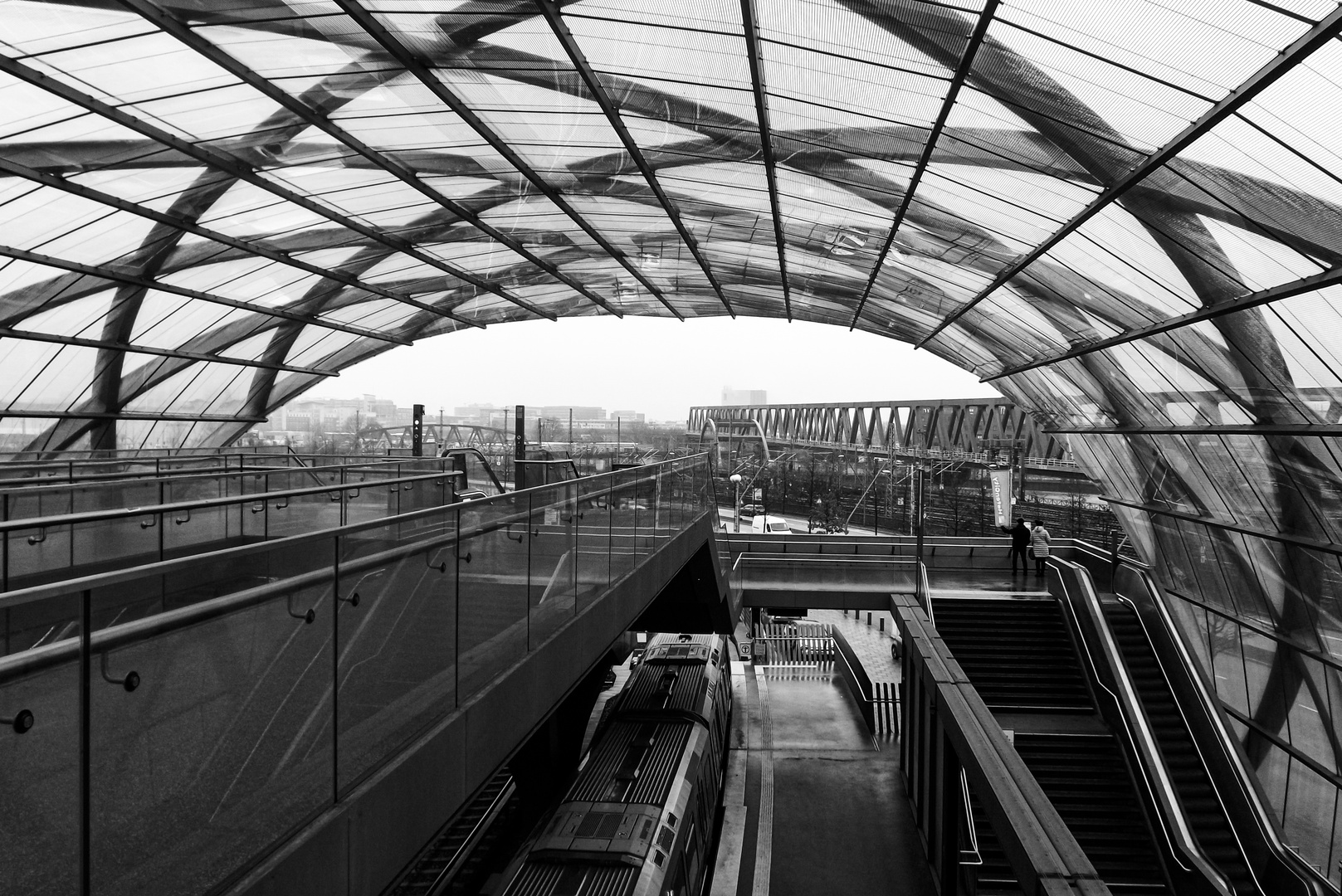 Durchsicht vom U/S-Bahnhof Elbbrücken ...