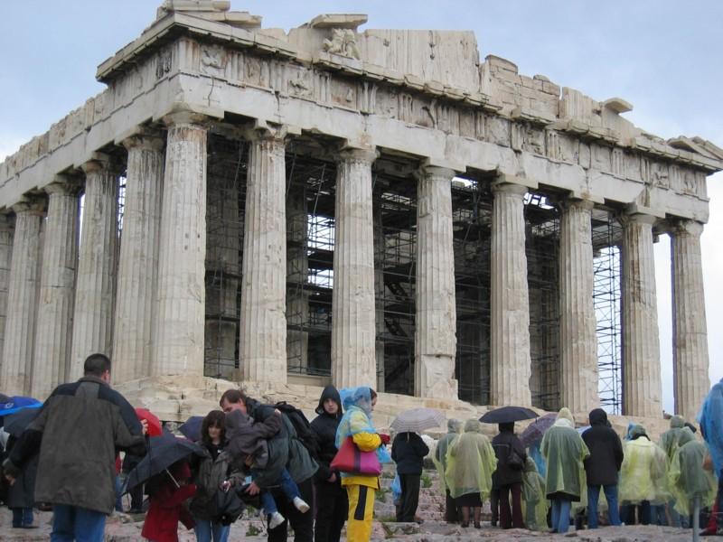 Durchweichte Touristen vor der Akropolis