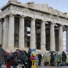 Durchweichte Touristen vor der Akropolis