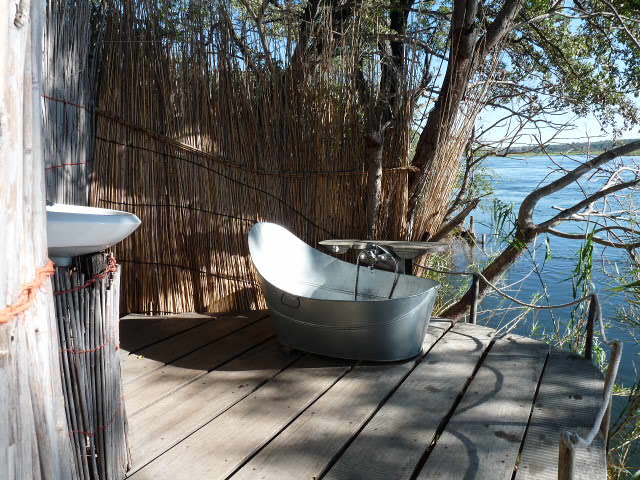 Dusche mit Ausblick auf den Okavango