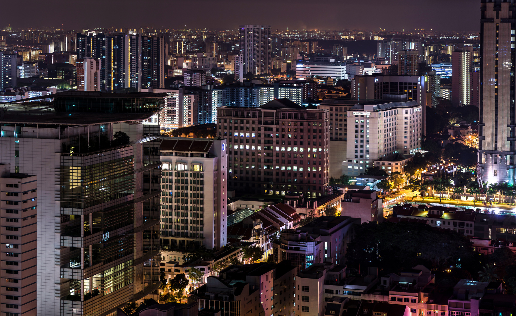 Duster bei Nacht in Singapur