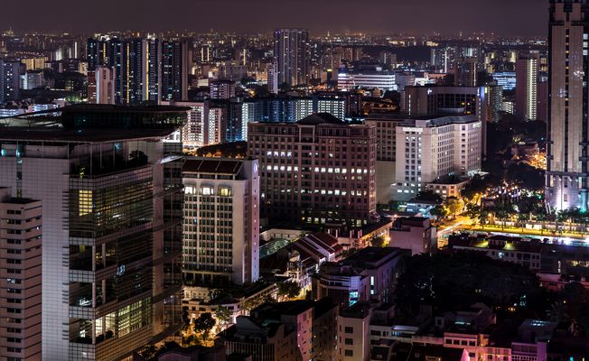 Duster bei Nacht in Singapur