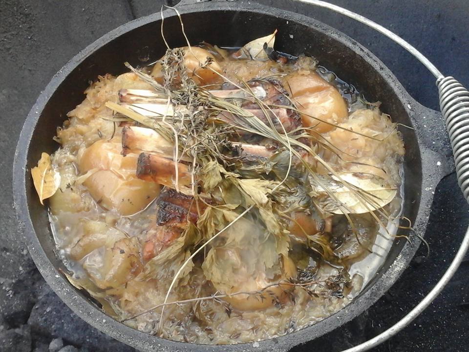 Dutch Oven - Outdoor Küche - Dicke Rippe mit Sauerkraut und Kartoffeln