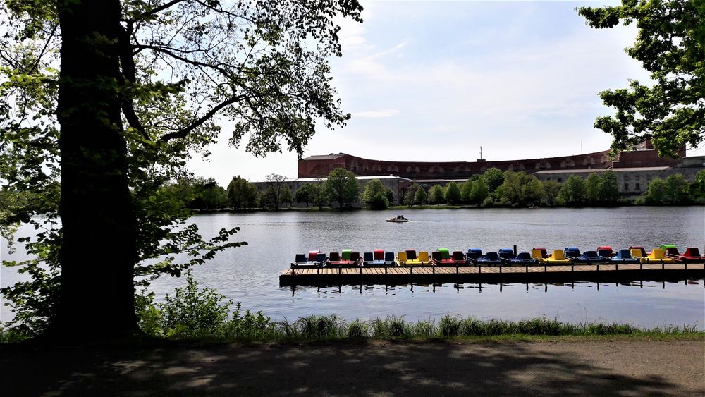 Duzendteich Nürnberg mit Blick zum Dokuzentrum