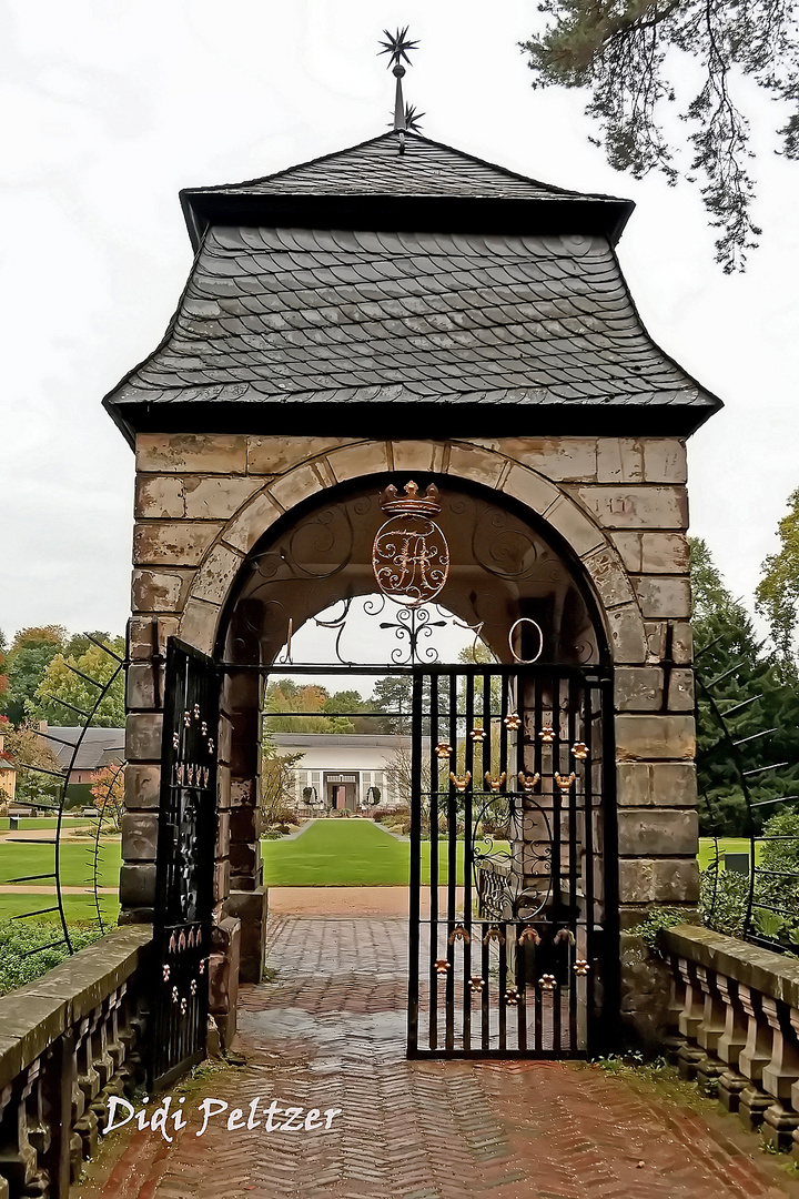 Dyck: Blick durch das Tor der Barock-/Hochzeits-Brücke auf die Orangerie ...