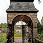 Dyck: Blick durch das Tor der Barock-/Hochzeits-Brücke auf die Orangerie ...