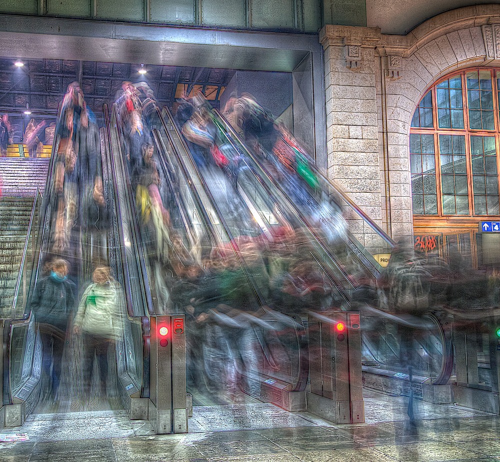 Dynamik auf der Bahnhof-Rolltreppe