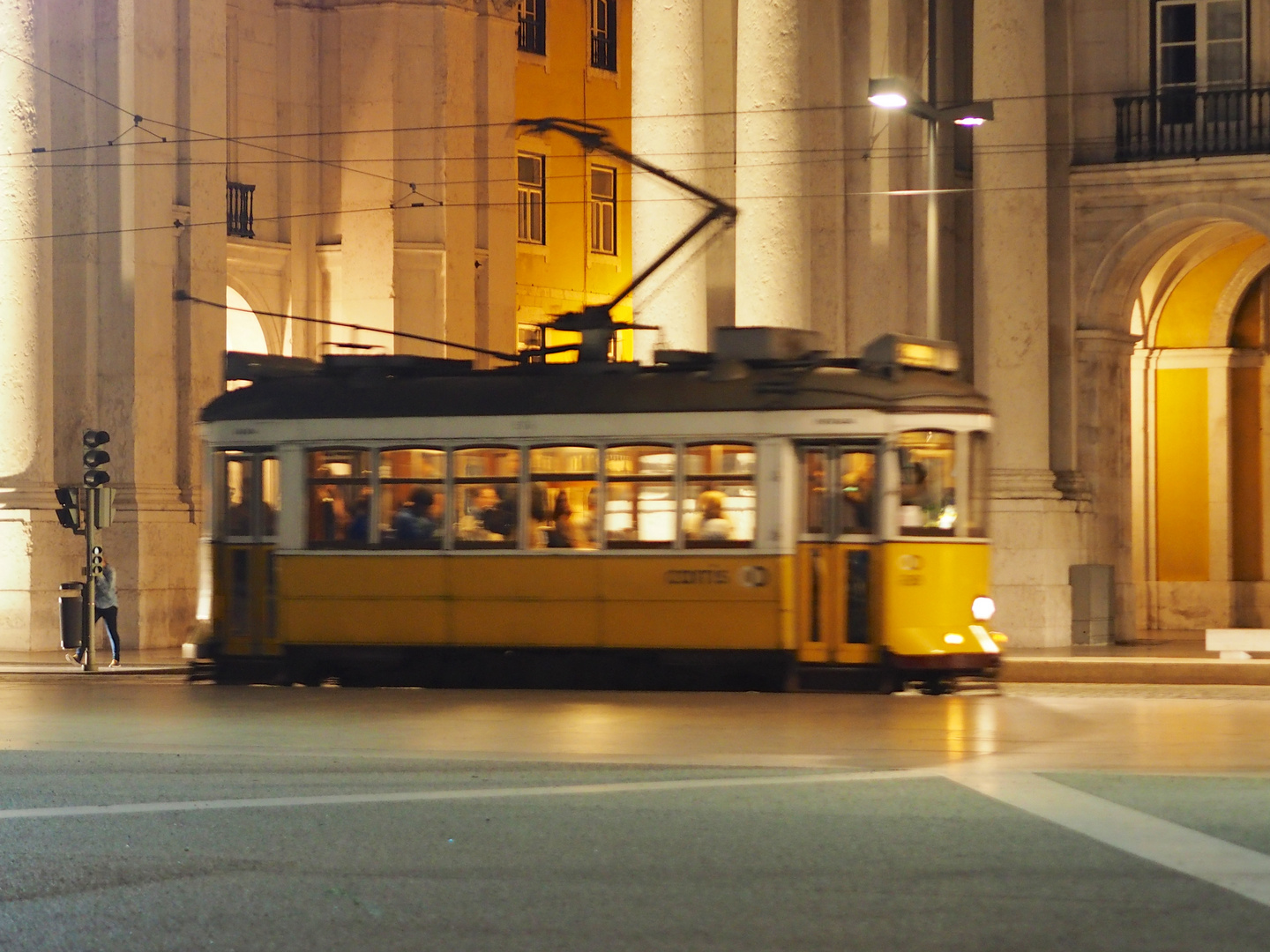 Dynamische Straßebnbahn in der Nacht