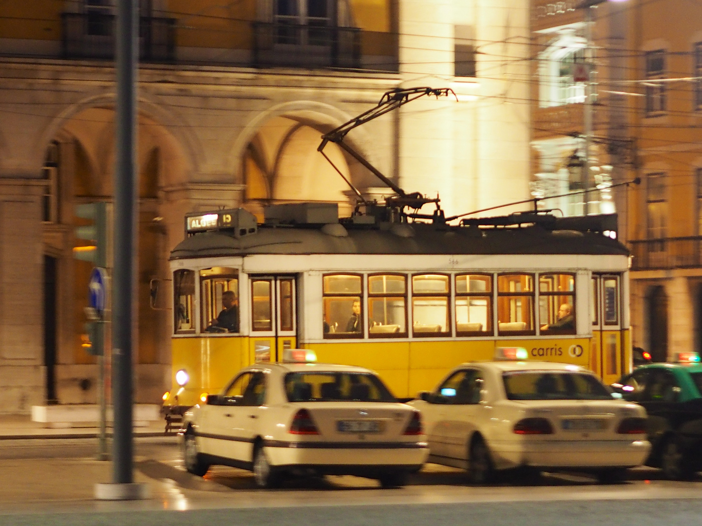 Dynamische Straßenbahn in der Nacht