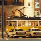 Dynamische Straßenbahn in der Nacht