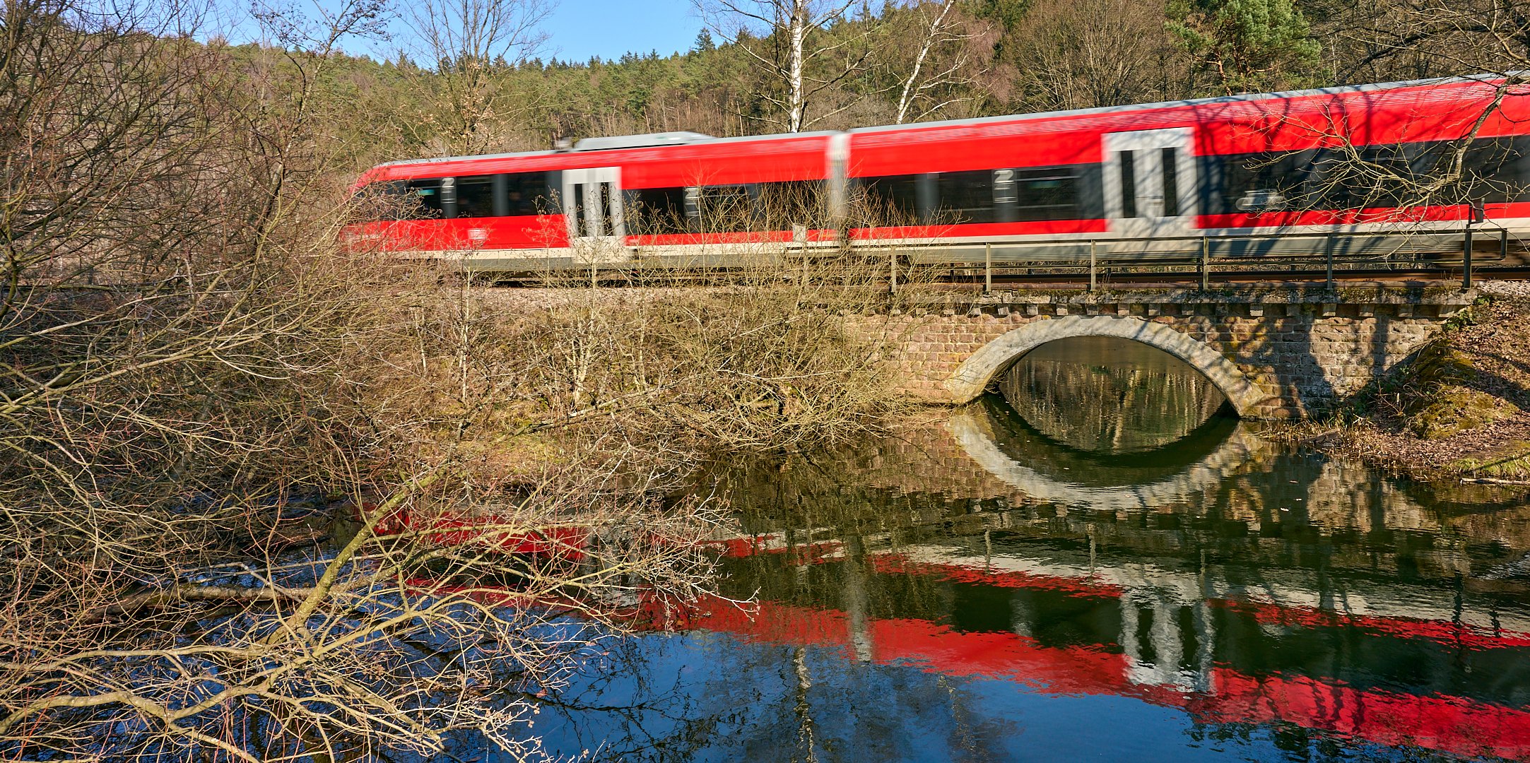 Dynamischer Spiegelbeitrag, großes Glück hatte ich, dass der Zug gerade vorbei kam, das gehört...