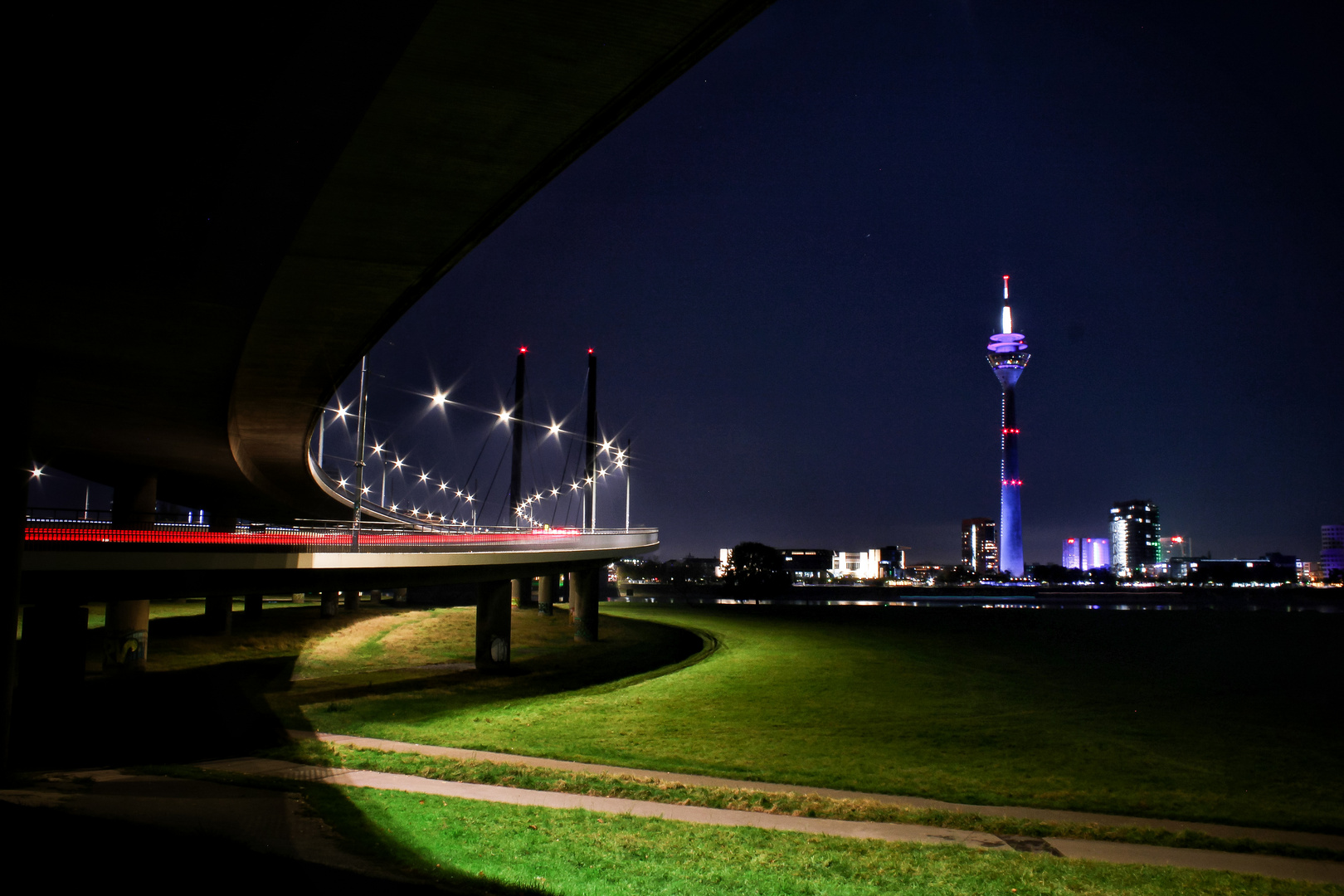 Dynamisches Düsseldorf zur blauen Stunde