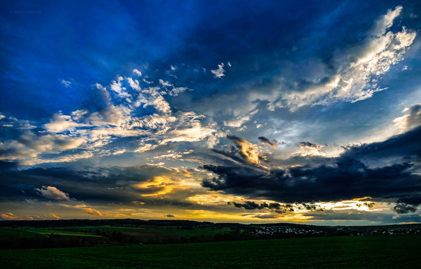 Dynamisches Wolkenspiel am Abendhimmel