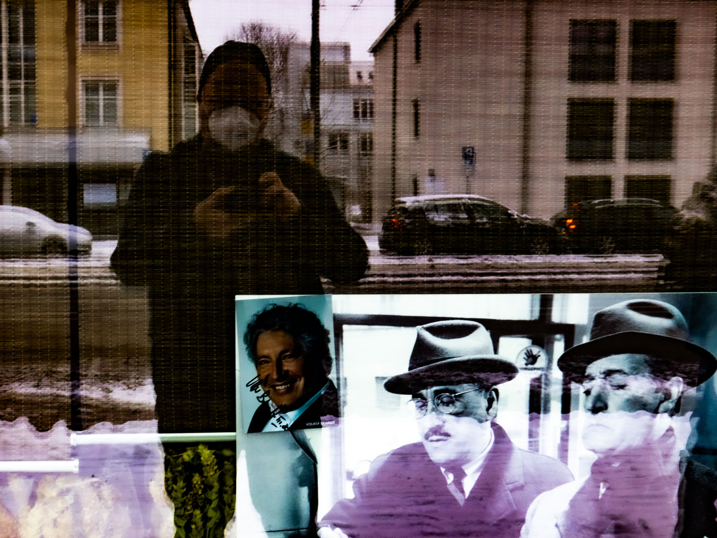 dystopischer Selfie mit Kaffeefiltermaske