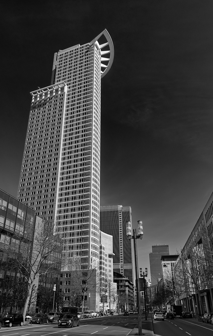 DZ Bank, auch Westend Tower oder Kronenhochhaus genannt (208 Meter) in der Westendstraße 1...