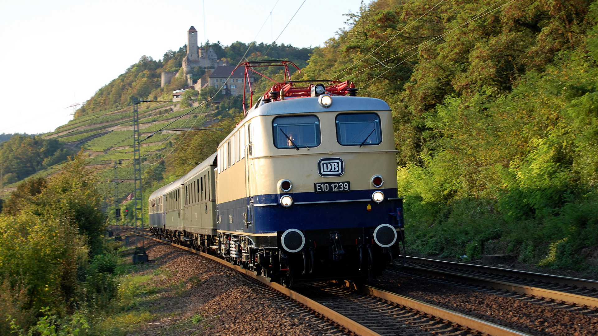 E 10 auf der Neckartalbahn bei Hassmersheim 26.9.2009