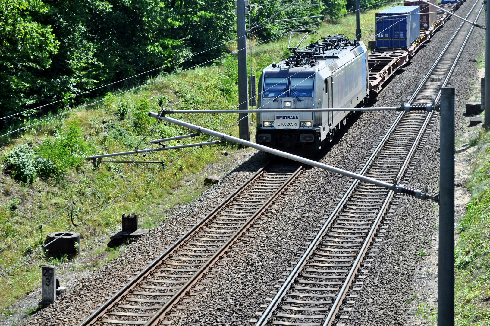 E 186 289-5 mit einen gem. Güterzug am Haken in Ri. Dessau unterwegs