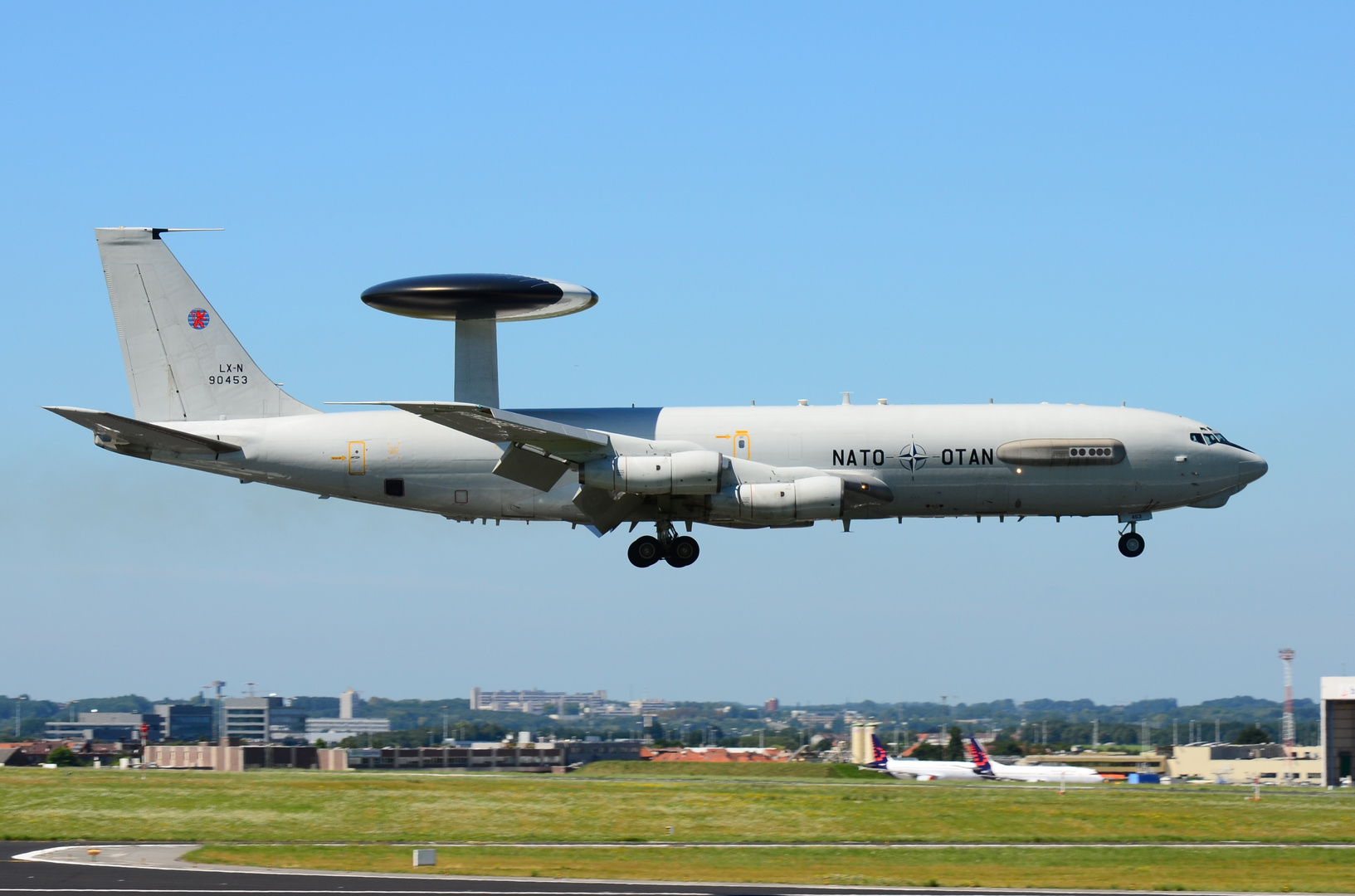 E-3 AWACS vor der Landung in Brüssel