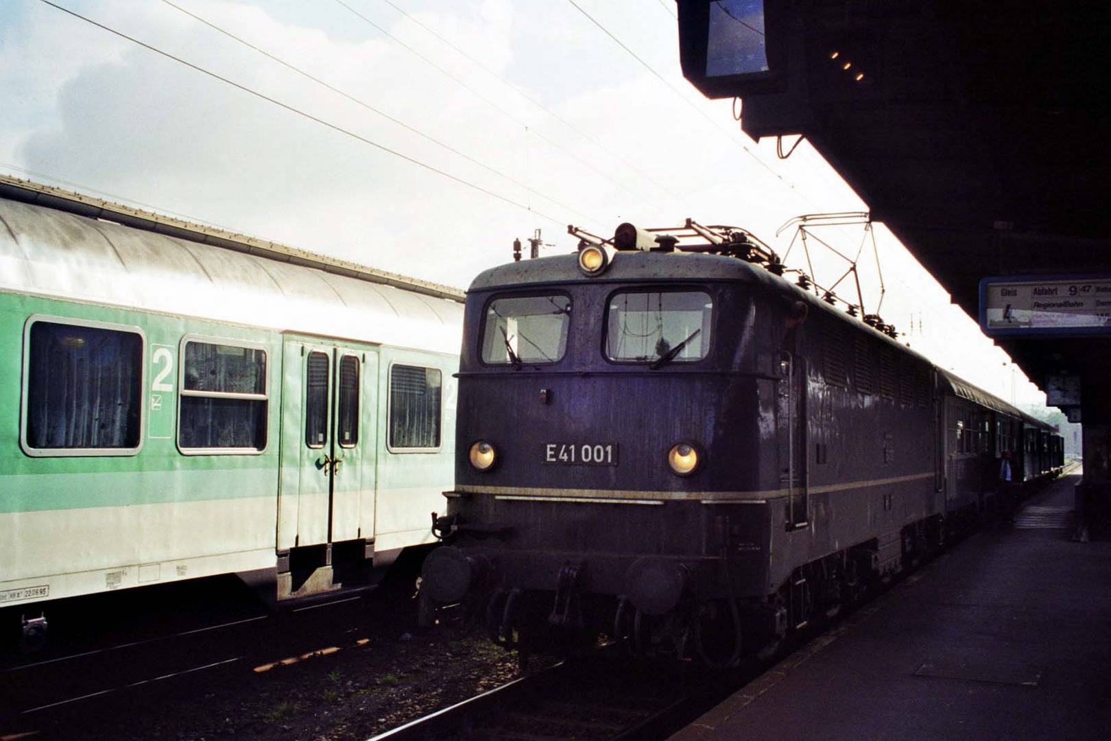 E 41 001 in Aschaffenburg Hbf (1998)