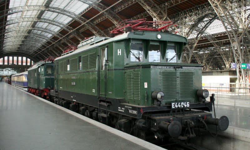 E 44046 der Deutschen Reichsbahn im Hbf Leipzig