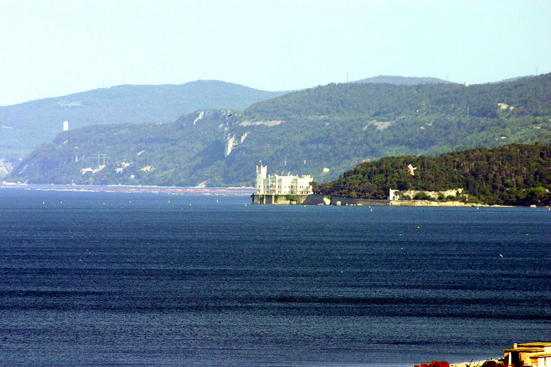 E DALL'ALTO LO SGUARDO GIù GIù FINO A MIRAMARE