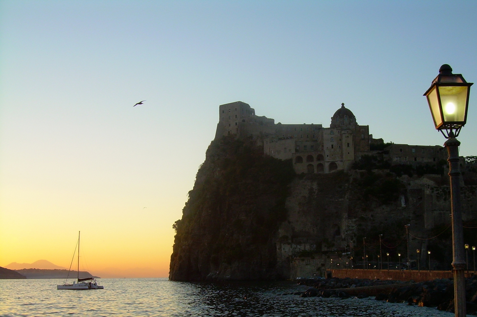 ...e il gabbiano solitario si levò in volo dall'antico Castello Aragonese