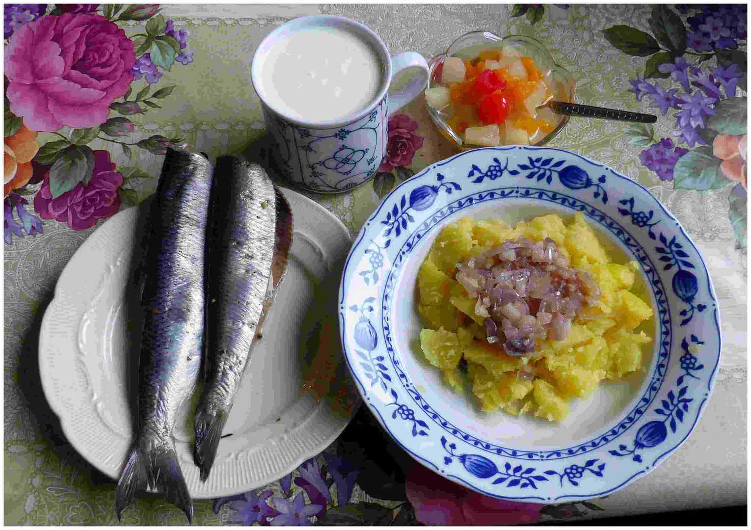 E ingelegte Heringe,Kartoffeln mit Speck und Zwiebeln,Obstkompott