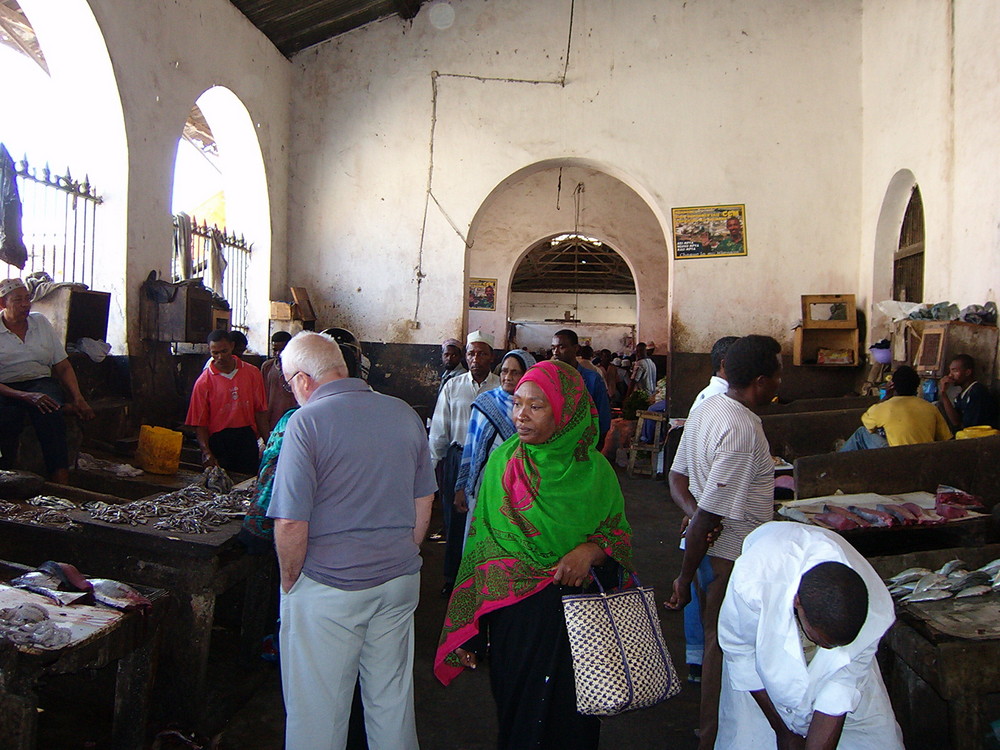 E LA MATTINA...TUTTI AL MERCATO DEL PESCE A ZANZIBAR