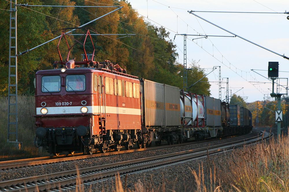 E-Lok 109 030-7 (Ex DDR-BR E211) Holzroller